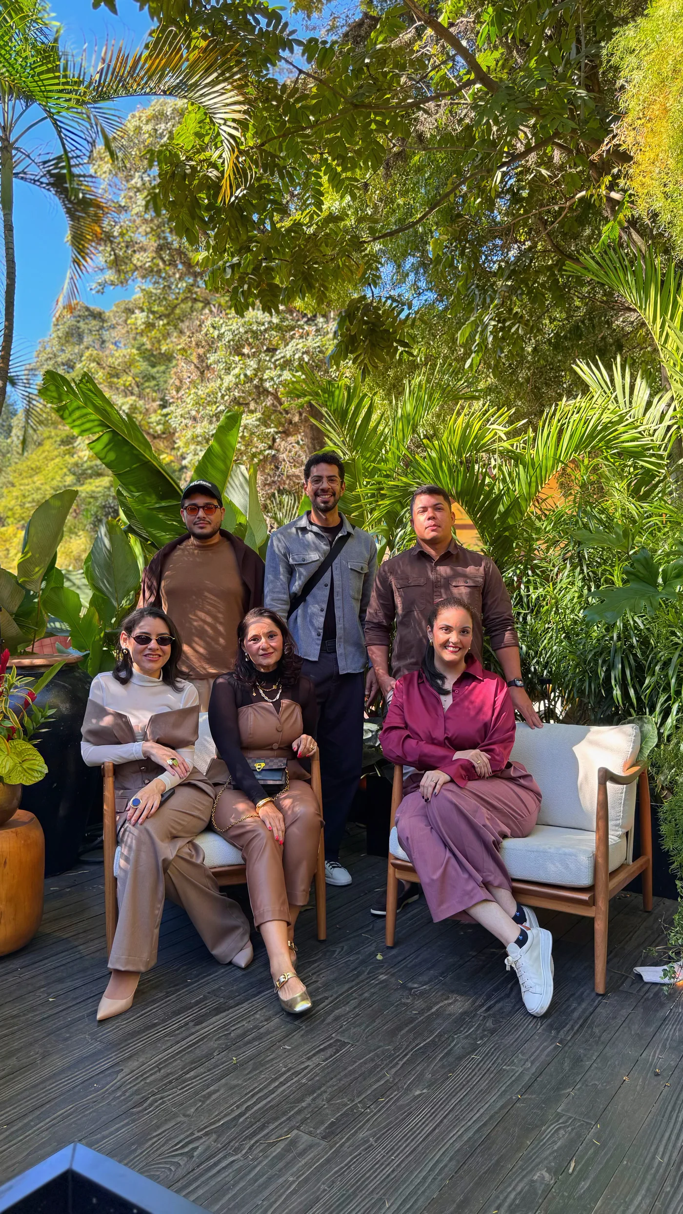 Arquitetos parceiros reunidos em um jardim durante a viagem a São Paulo