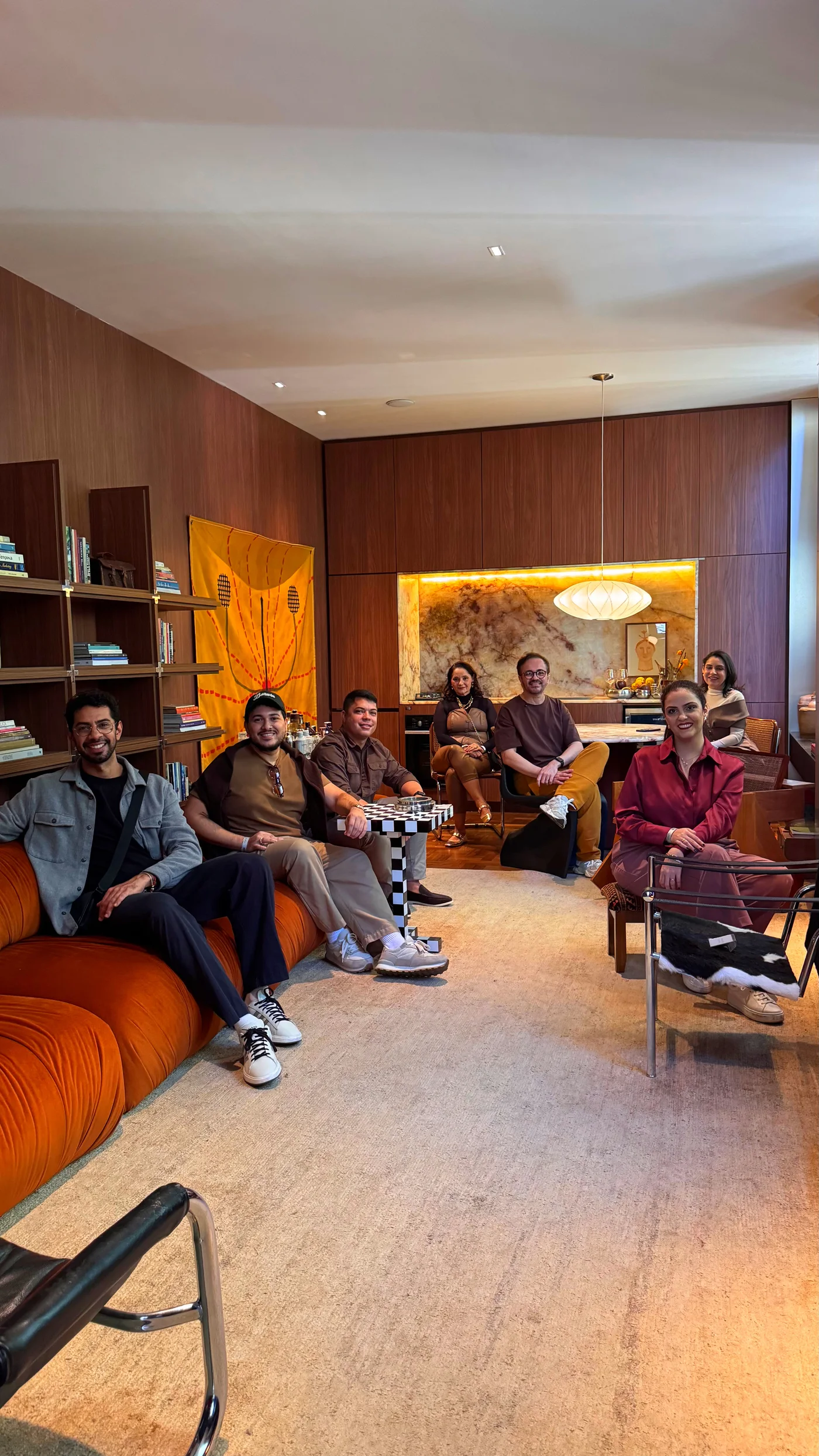 Arquitetos parceiros da Criare reunidos em um ambiente de design em São Paulo